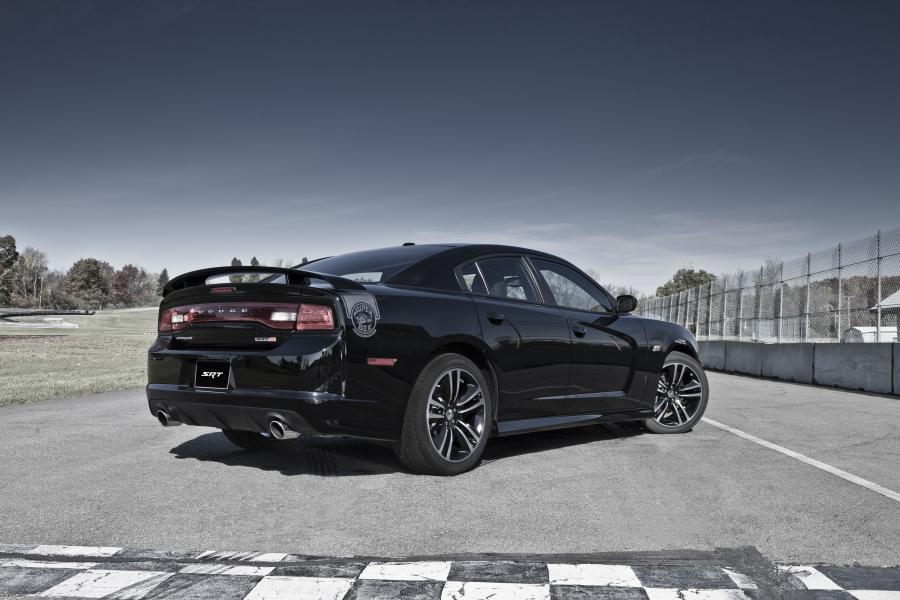  Dodge Charger SRT8 Super Bee 2012 года  (фото 23 из 39)